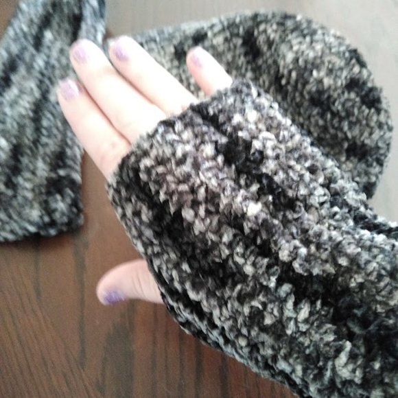 Handmade Velvety Soft Hat and Sleeveless Gloves set - Picture 3 of 4